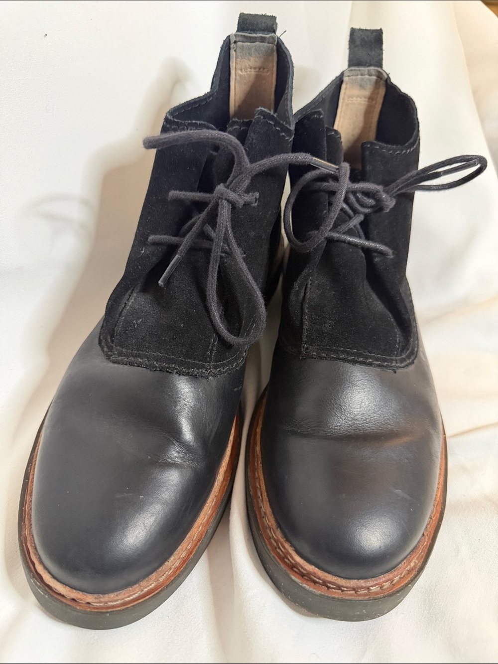 CLARKS BLACK LEATHER TRACE FAWN CUSHION ANKLE BOOTS - Picture 2 of 8